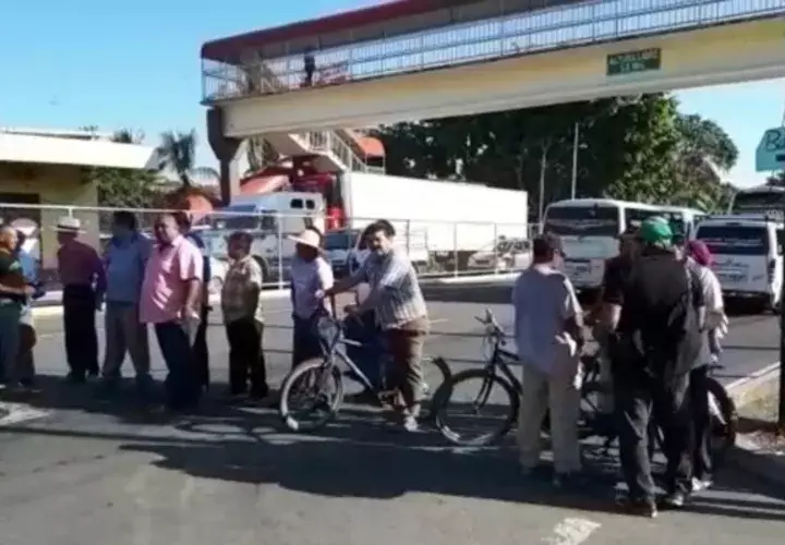 Los extrabajadores están pidiendo que el presidente de la República intervenga, para que se haga justicia en el pago de lo adeudado. Foto/José Vásquez