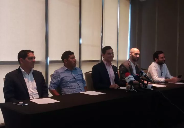 La bancada independiente tiene como vocero al diputado electo Juan Diego Vásquez (centro).