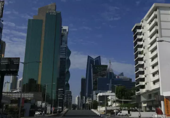 La retención del impuesto de inmuebles se hará mediante débitos sobre los saldos disponibles en cuentas a la vista