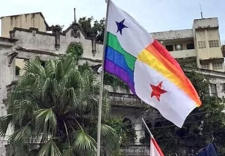 Bandera Nacional alterada con los colores representativos de la comunidad LGTB.