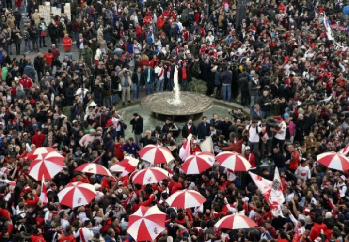 Aficionados de River Plate en el centro de Madrid. Foto EFE