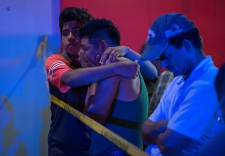 - Familiares de las víctimas aguardan al exterior del local donde al menos 23 personas murieron y otras 13 resultaron anoche gravemente heridas en un presunto ataque con cócteles molotov contra un bar en el estado mexicano de Veracruz. FOTO/EFE