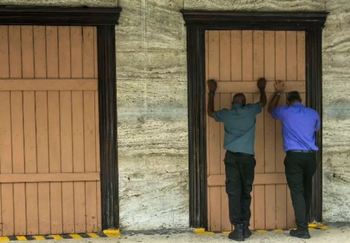 En Barbados la ciudadanía se preparan con diversas medidas para protegerse de los embates de la tormenta tropical Dorian. FOTO/AP