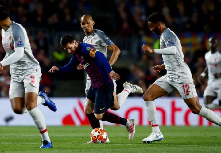  El delantero del Barcelona Leo Messi (c) controla el balón entre Fabinho (c. detrás), Joe Gomez (d), y Van Dijk (i), los tres del Liverpool. Foto:EFE 