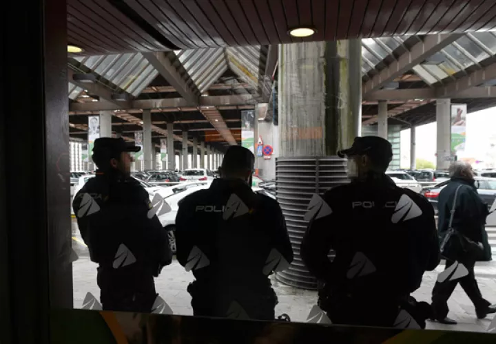 La Policía Nacional ha desalojado la estación de Atocha, en el centro de Madrid, poco antes de las diez de la mañana, han informado a Efe fuentes de Adif y pasajeros que han sido evacuados. FOTO/EFE
