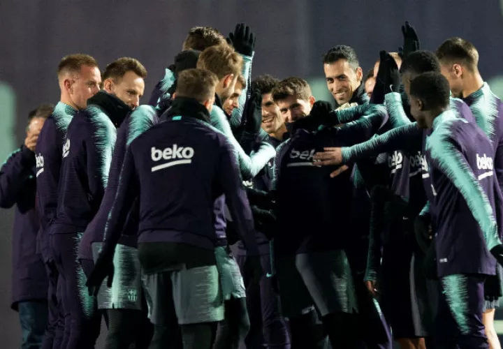 Entrenamiento de los jugadores del Barcelona. Foto:EFE