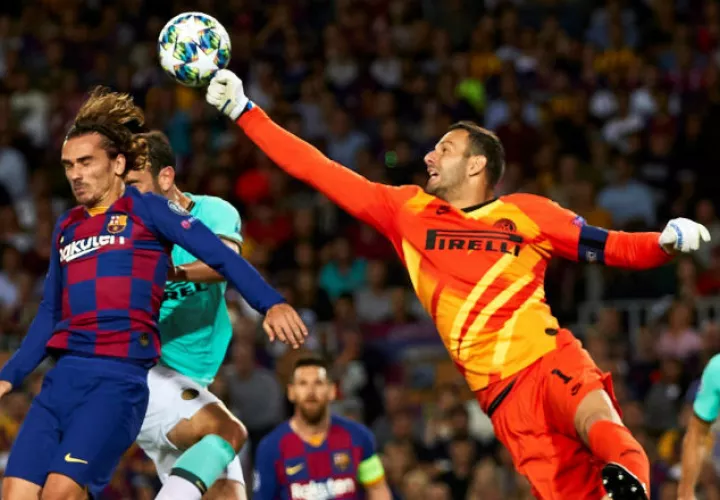 El portero del Inter Samir Handanovic (d) despeja el balón ante Antoine Griezmann. Foto EFE