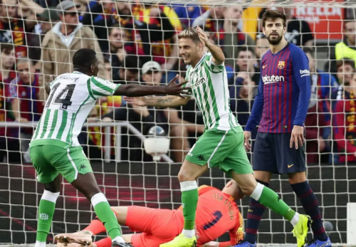 Joaquín Sánchez (cent.) feteja el gol de Betis, ante la mirada de Piqué (der.). Foto:AP