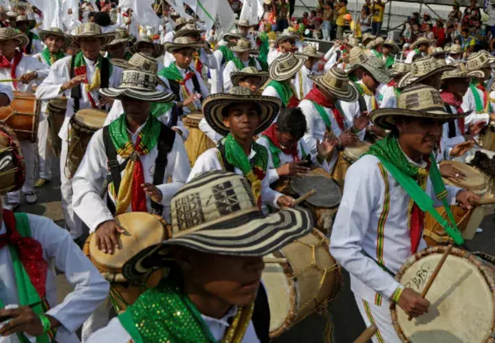 Se lucieron con coloridos vestuarios. Foto: EFE.