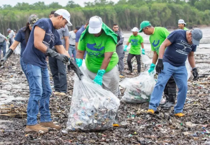 La jornada de recolección de basura se registró durante la celebración del Día Mundial de Limpieza de Playas en Panamá.