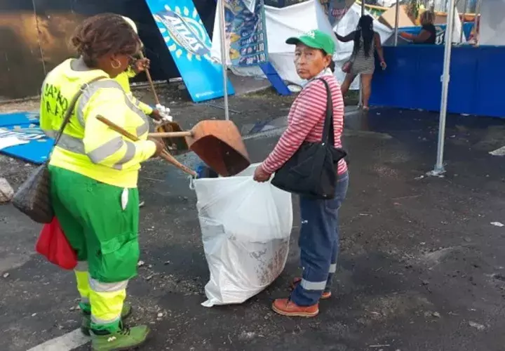 Más de 10 toneladdas diaria de basura recolectó la AAUD durante el Carnaval en la Cinta Costera. Foto/Jesús Simmons