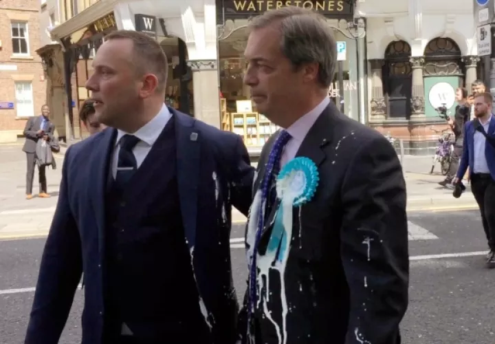 Nigel Farage, de Gran Bretaña, después de ser golpeado con un batido durante una caminata de campaña en Newcastle, Inglaterra. FOTO/AP