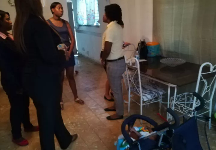 Funcionarios del Despacho de la Primera Dama en Colón y del Mides visitaron a la familia Maure Tuñón. Foto: Diómedes Sánchez S.