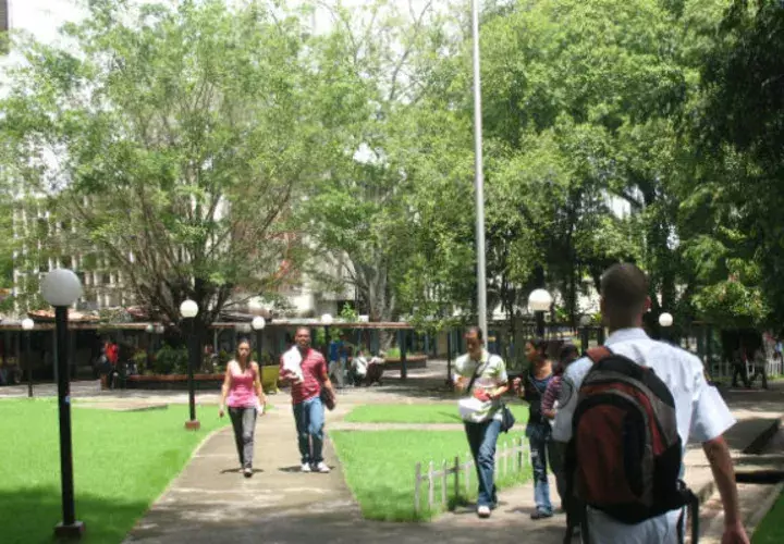 La Contraloría ha recomendado a SENACYT evaluar su reglamento interno para solicitar que las personas que reciban los beneficios.