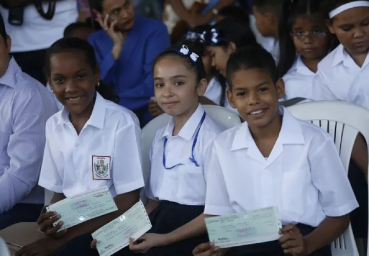 La Beca Universal actualmente beneficia a todos los estudiantes de escuelas públicas y de algunas colegios particulares.