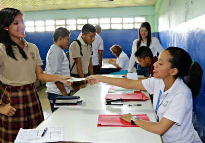 Desde el lunes 15 de octubre empiezan a pagar las becas. Foto: Archivo 