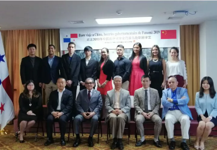 Su formación incluye conocimiento intercultural, tecnológico y científico.