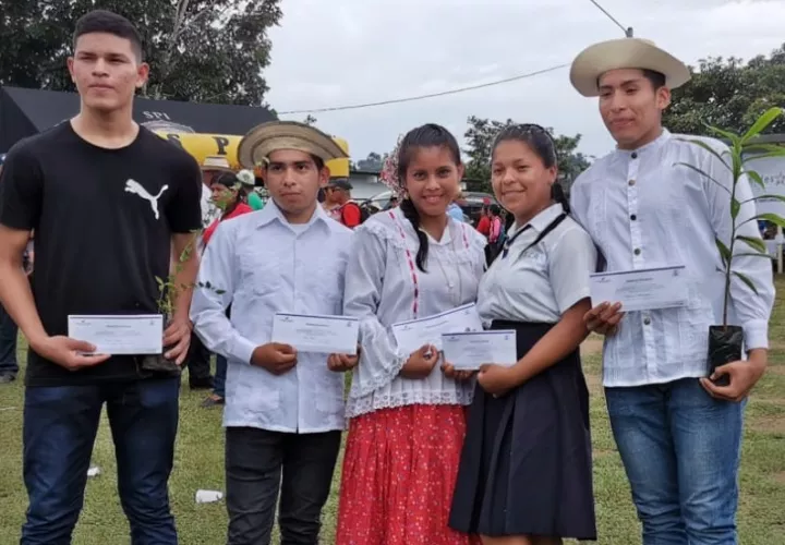 Los jóvenes fueron beneficiados por las becas otorgadas a través del Instituto para la Formación y Aprovechamiento de Recursos Humanos (Ifarhu).