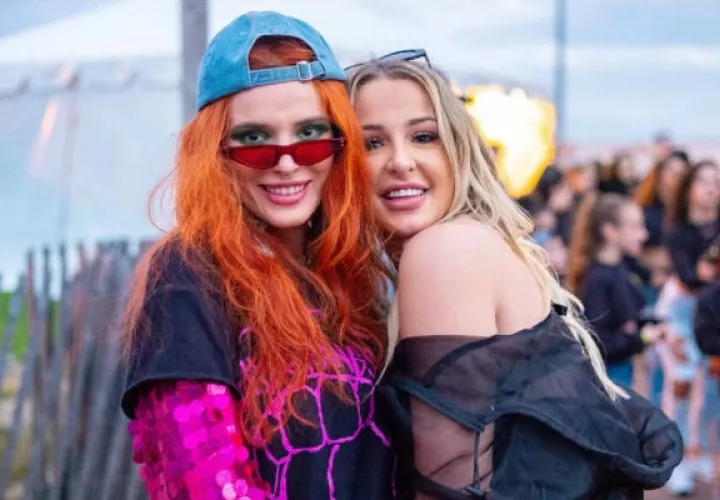 Bella Thorne y la youtuber Tana Mongeau. 