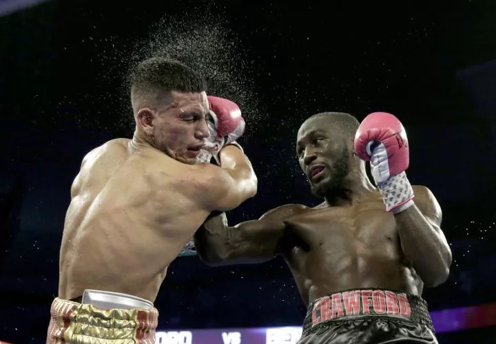 Terence Crawford conecta a José Benavidez. Foto AP