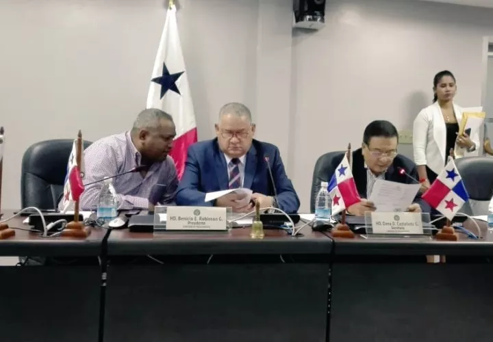 Presidente de la Comisión de Presupuesto, el diputado del PRD, Benicio Robinson. 
