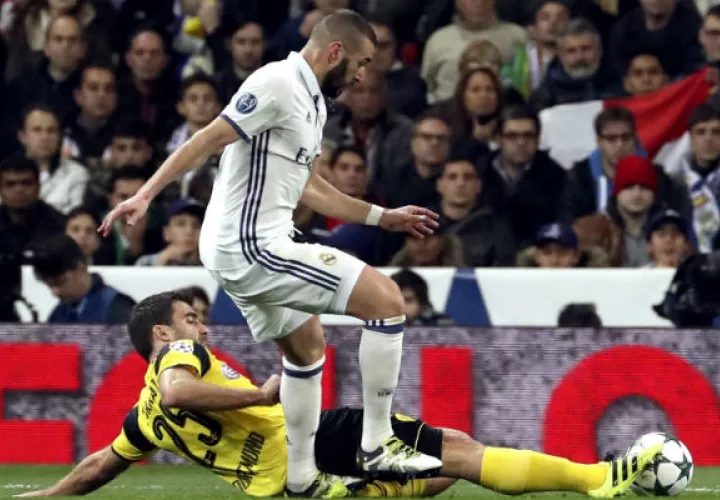  Karim Benzema juega para el Real Madrid. Foto:AP