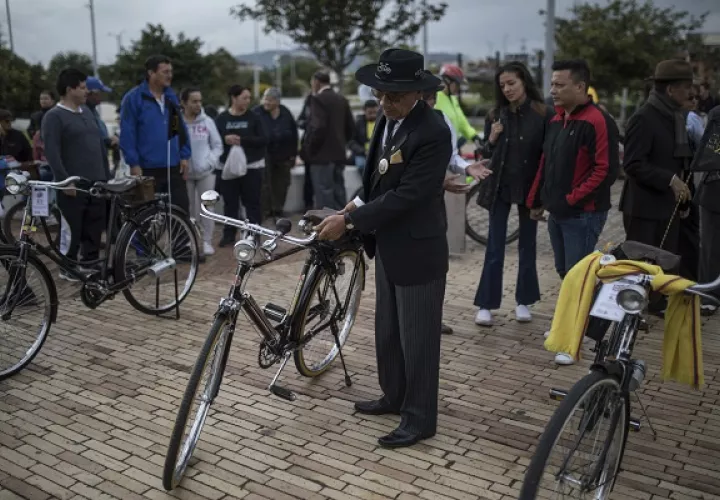 El viejo club de bicicletas de Zipaquira exalta el logro de Bernal.