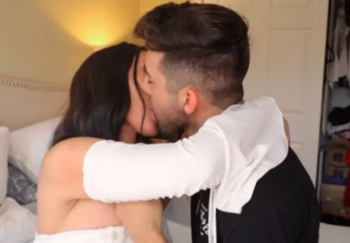 Momento de uno de los besos. YouTube