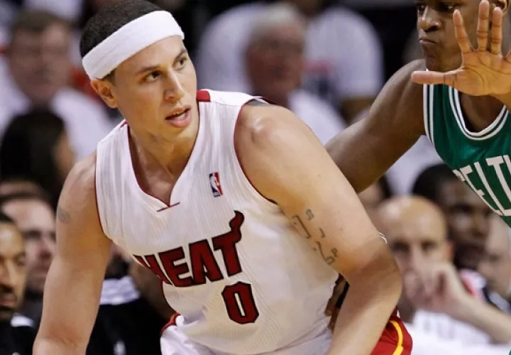 Mike Bibby niega los señalamientos.