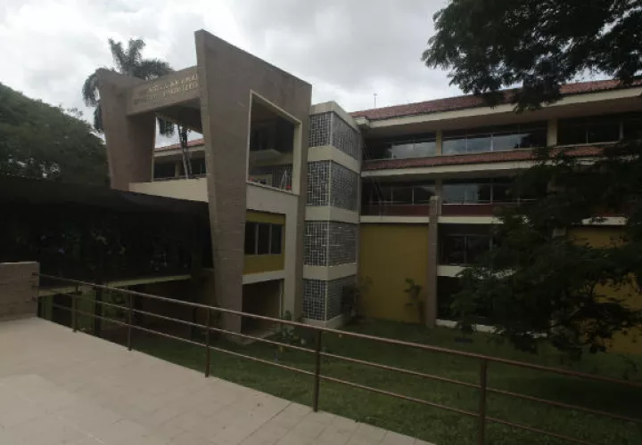Biblioteca Nacional 'Ernesto J. Castillero R.', en el Parque Omar. Celebra 77 años. Fue creada por Decreto No. 238 de 31 de enero de 1942 y abrió sus puertas al público el 11 de julio de 1942 en un local situado entre las calles 5ª. Y 6ª , contiguo a la Presidencia de la República.. Foto: Panamá América.