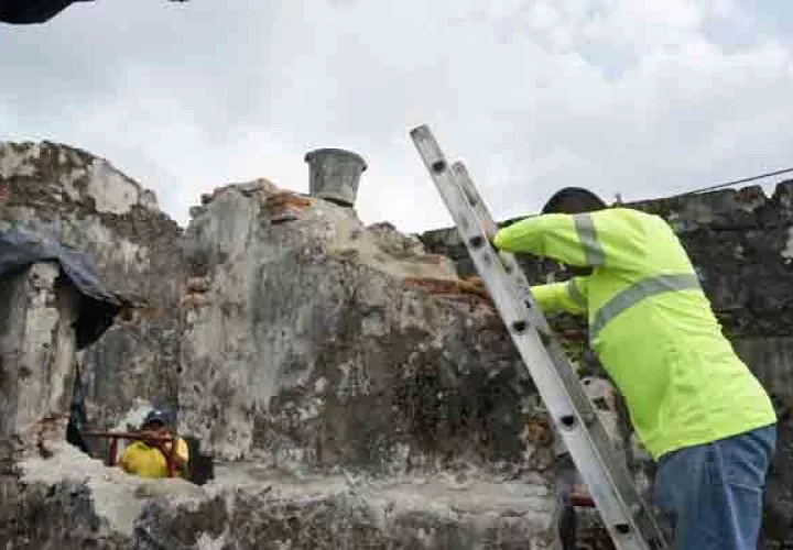 Se están gestionando con el patronato, obras de emergencia, para que el edificio de aduanas, no se siga deteriorando. Foto/Diómedes Sánchez