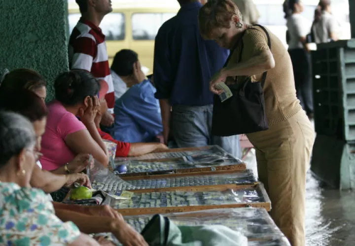 Los billeteros aspiran a que se les aumente el monto de la comisión que reciben de parte de la Lotería Nacional de Beneficencia.