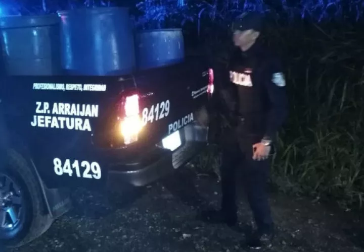 La Policía Nacional realizó el transporte de agua en tanques. Foto: Eric A. Montenegro. 