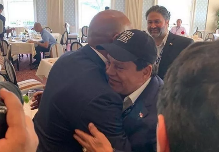 Mariano Rivera es felicitado por Roberto Durán. 