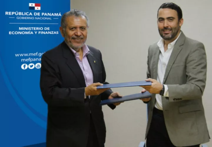 El acuerdo fue firmado por el intendente, Francisco Bustamante y por Joao Vieira Piad, presidente de la Asociación de Entidades Prendaria de Panamá. Foto/Cortesía