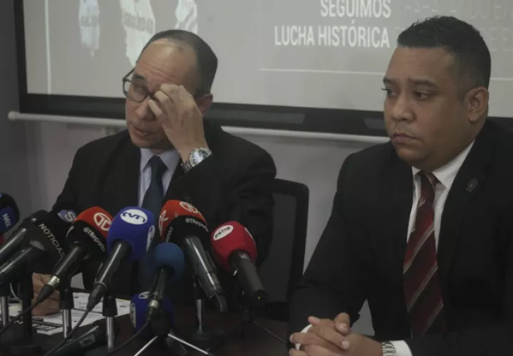 Los fiscales Aurelio Vásquez y Javier Cuadra encabezaron ayer una rueda de prensa del Ministerio Público sobre el caso Blue Apple.