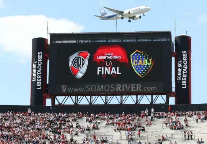 Un avión pasa sobre la pantalla del estadio Monumental. Foto:EFE