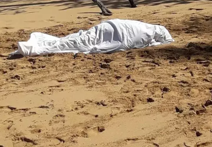 El cuerpo del extranjero,  siendo enviado a la morgue judicial de Changuinola para realizar el examen de necropsia que determinará las verdaderas causas de muerte del extranjero. Foto/Mayra Madrid