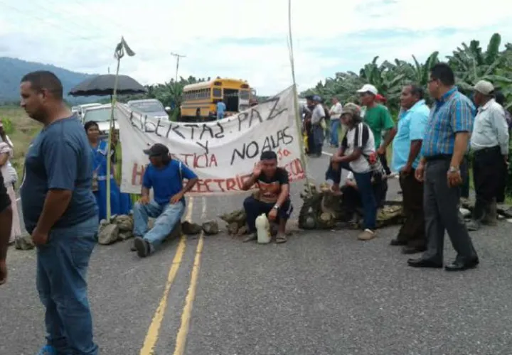 Indígenas molestos amarran a personal del Meduca en Bocas del Toro. Foto: Panamá América.