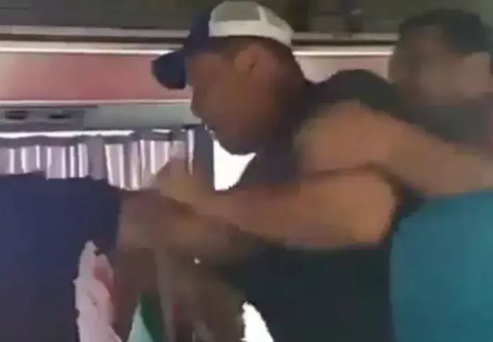 El hombre golpeaba a la mujer y se tuvo que detener el bus en Bocas del Toro. 