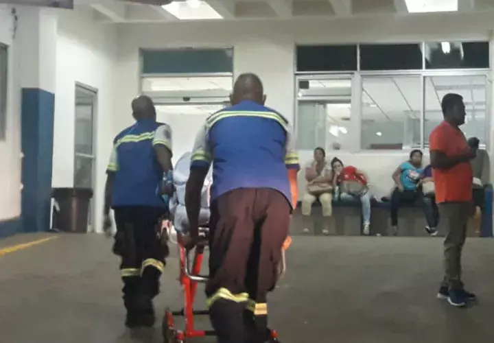 La mujer se mantiene en la sala de cuidados intensivo en condición delicada.