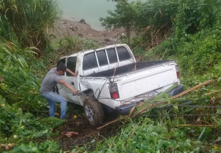 Una grúa procedió a sacar el vehículo del lugar del accidente registrado en Bocas del Toro. 