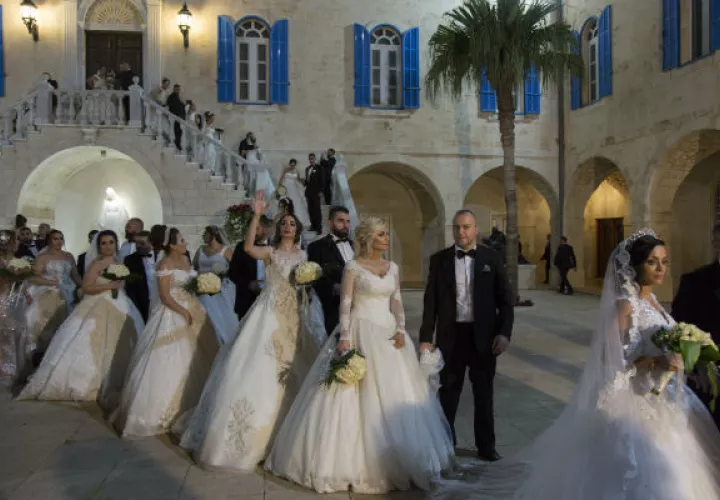 Las bodas masivas están al alza en Líbano. Treinta y cuatro parejas se casaron en una ceremonia reciente en Bkerke. Foto/ Dalia Khamissy para The New York Times.