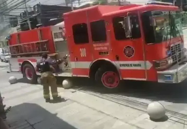 El incidente del camión del Cuerpo de Bomberos de Panamá con los bolardos ubicados en Calle Uruguay ocurrió el lunes 18 de marzo. 