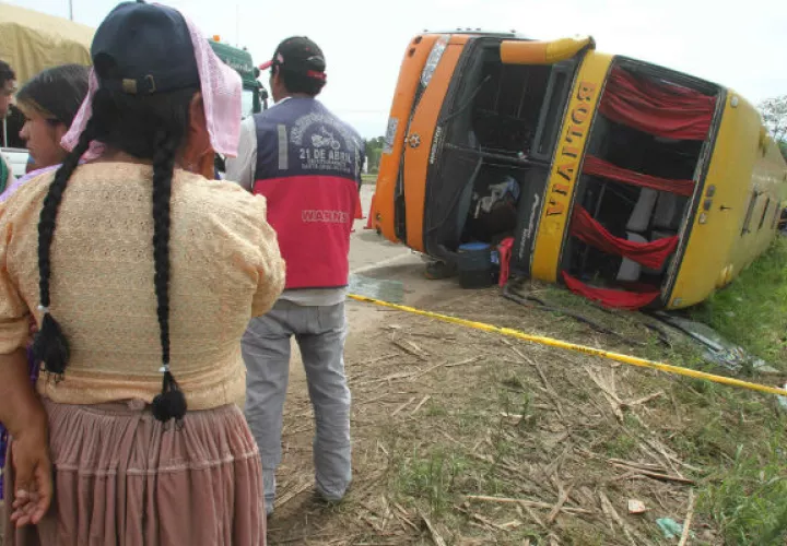 Se estima que el choque en la carretera Interamericana, ruta Potosí-Oruro, fue supuestamente a consecuencia de la invasión del carril ajeno de uno de los vehículos.