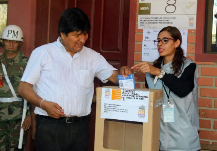 Evo Morales ejerciendo el sufragio en Villa Turani. Foto: EFE.