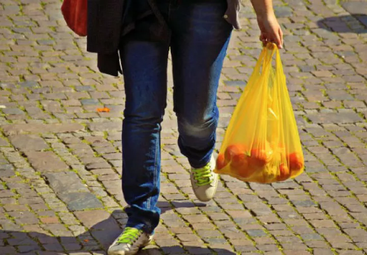 Los agentes económicos tendrán que vender las bolsas reutilizables a precio de costo o de lo contrario serán multados por la Acodeco. Foto/Archivo
