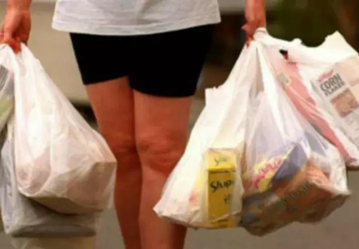 A los supermercados, farmacias y minoristas les restan solo seis meses para dejar de utilizar las tradicionales bolsas plásticas.