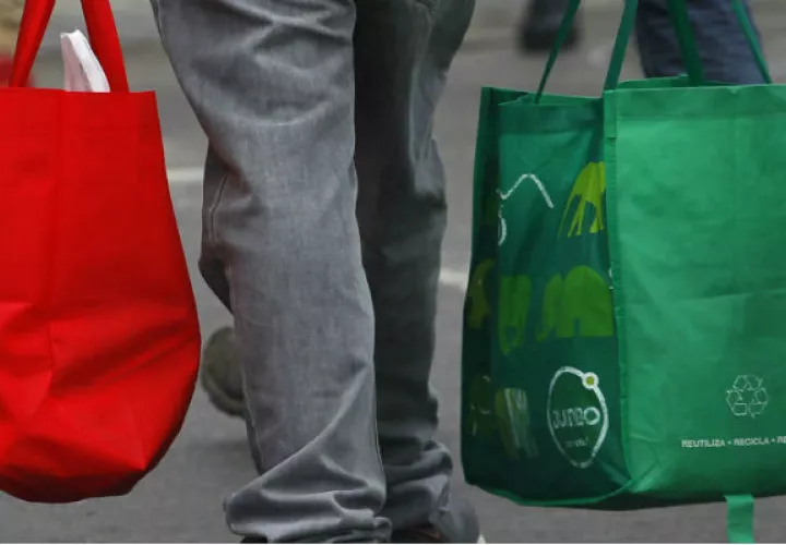 238 comercios a nivel nacional que venden mercancía al por menor han declarado el costo de la bolsa reutilizable. Foto/Archivo