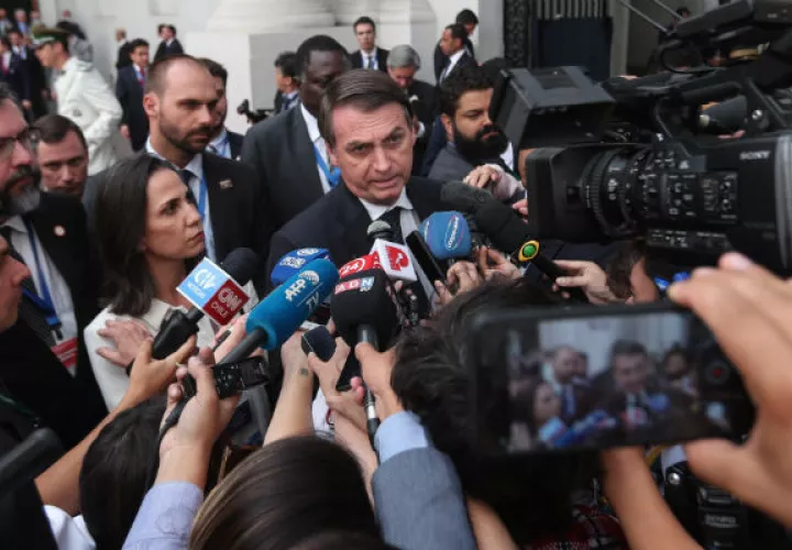 Jair Bolsonaro habla a los medios tras participar en la firma del acuerdo para la creación del proyecto de integración para Sudamérica: Prosur, en Santiago de Chile. Foto: EFE.